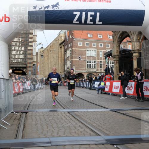 05.10.2025 - 20. swb-Marathon Bremen Yannick Fuchs http://msf.ph/oto/9242419 05.10.2025 10:41:33 Ziel 10744, 10910 meine-sportfotos.de