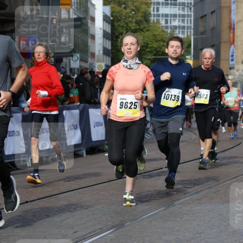 05.10.2025 - 20. swb-Marathon Bremen Strokosch-Dieckow http://msf.ph/oto/9242425 05.10.2025 10:57:33 Ziel 9000, 9309, 9625, 9747, 9904, 9914, 9962, 10139, 10694, 10739, 10754, 11352, 11360, 11583 meine-sportfotos.de