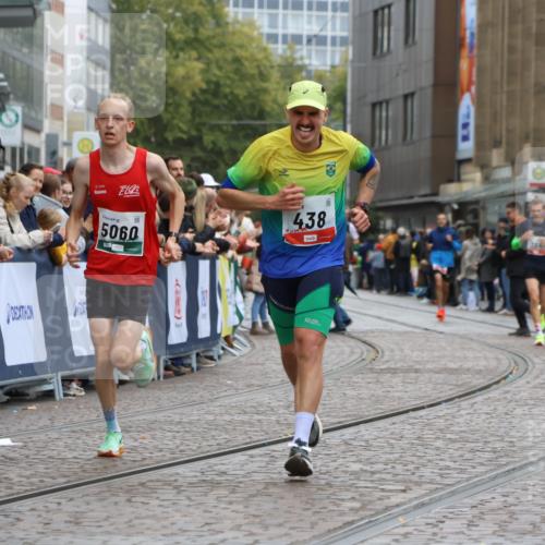 05.10.2025 - 20. swb-Marathon Bremen Strokosch-Dieckow http://msf.ph/oto/9242431 05.10.2025 12:43:56 Ziel 438, 5060 meine-sportfotos.de