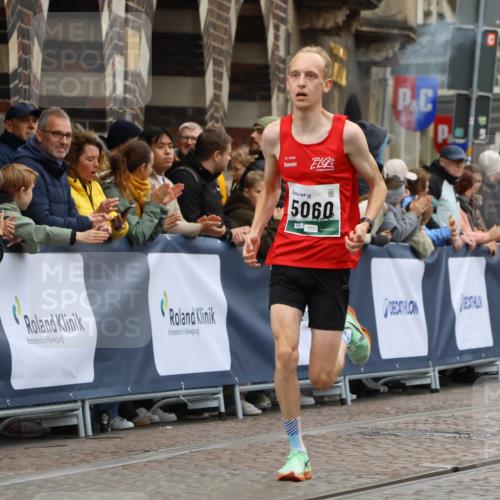05.10.2025 - 20. swb-Marathon Bremen Strokosch-Dieckow http://msf.ph/oto/9242463 05.10.2025 12:43:58 Ziel 438, 5060 meine-sportfotos.de