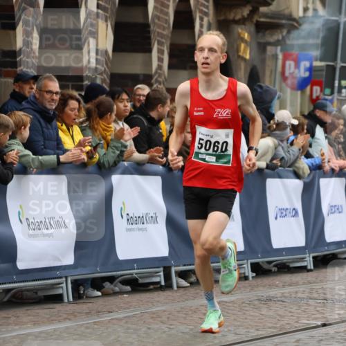 05.10.2025 - 20. swb-Marathon Bremen Strokosch-Dieckow http://msf.ph/oto/9242485 05.10.2025 12:43:58 Ziel 438, 5060 meine-sportfotos.de