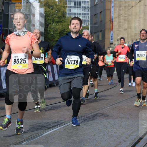 05.10.2025 - 20. swb-Marathon Bremen Strokosch-Dieckow http://msf.ph/oto/9242501 05.10.2025 10:57:33 Ziel 9000, 9309, 9625, 9747, 9904, 9914, 9962, 10139, 10694, 10739, 10754, 11352, 11360, 11583 meine-sportfotos.de