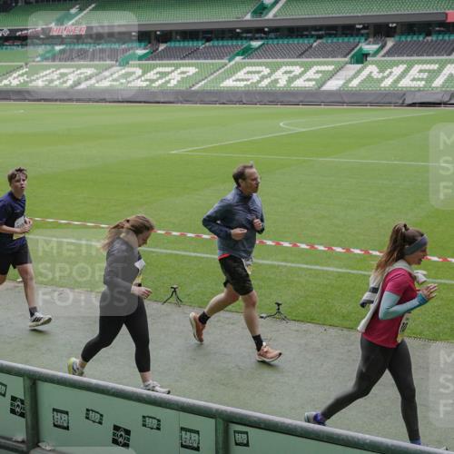 05.10.2025 - 20. swb-Marathon Bremen Michael Burmester http://msf.ph/oto/9242509 05.10.2025 10:35:37 Laufen im Stadion 7163, 7177, 7178, 9183, 9201, 9231, 9330, 9350, 9433, 9451, 9495, 9508, 9516, 9518, 9542, 9550, 9576, 9582, 9601, 9609, 9612, 9622, 9625, 9634, 9666, 9722, 9737, 9790, 9886, 9904, 9914, 9937, 9954, 9962, 9968, 10006, 10039, 10049, 10055, 10059, 10063, 10079, 10084, 10105, 10127, 10138, 10139, 10145, 10169, 10179, 10225, 10228, 10250, 10281, 10336, 10353, 10359, 10368, 10377, 10395, 10555, 10644, 10694, 10834, 10845, 10988, 7147, 9292, 9430, 9669, 9672 meine-sportfotos.de