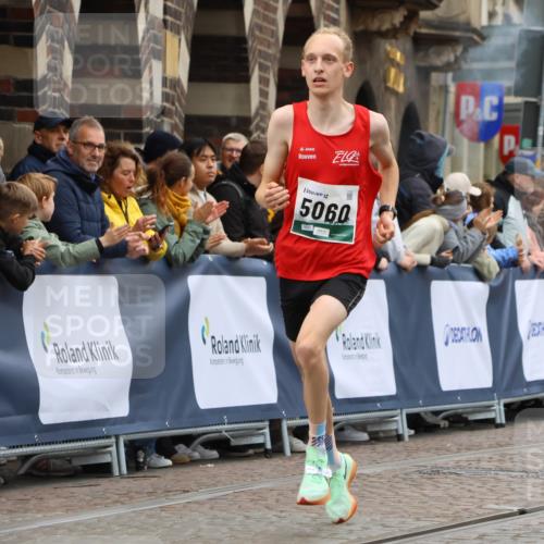 05.10.2025 - 20. swb-Marathon Bremen Strokosch-Dieckow http://msf.ph/oto/9242510 05.10.2025 12:43:58 Ziel 438, 5060 meine-sportfotos.de