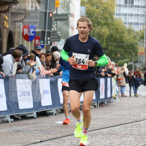 05.10.2025 - 20. swb-Marathon Bremen Strokosch-Dieckow http://msf.ph/oto/9242546 05.10.2025 12:44:08 Ziel 364, 942 meine-sportfotos.de