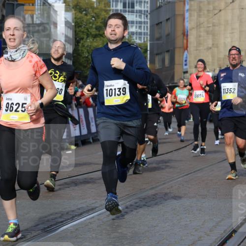 05.10.2025 - 20. swb-Marathon Bremen Strokosch-Dieckow http://msf.ph/oto/9242607 05.10.2025 10:57:34 Ziel 9309, 9372, 9585, 9625, 9747, 9904, 9914, 9943, 9962, 10139, 10250, 10555, 10694, 10739, 10754, 11352, 11360, 11583 meine-sportfotos.de