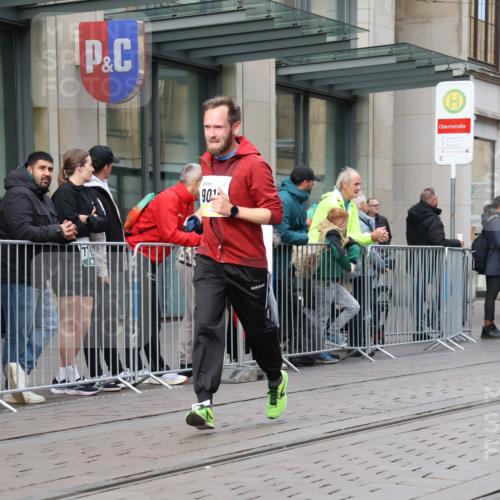 05.10.2025 - 20. swb-Marathon Bremen Strokosch-Dieckow http://msf.ph/oto/9242608 05.10.2025 10:48:50 Ziel 7202, 9014, 9206, 9216, 9317, 9333, 9457, 9556, 9708, 10016, 10221, 10449, 10715, 10733, 10735, 10973, 11057, 11598, 11673, 11695, 7202, 9014, 9206, 9216, 9317, 9333, 9457, 9556, 9708, 10016, 10221, 10449, 10715, 10733, 10735, 10973, 11057, 11598, 11673, 11695 meine-sportfotos.de