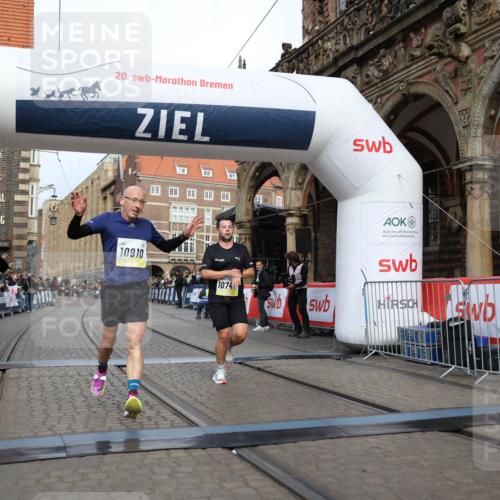 05.10.2025 - 20. swb-Marathon Bremen Yannick Fuchs http://msf.ph/oto/9242615 05.10.2025 10:41:35 Ziel 10744, 10910 meine-sportfotos.de