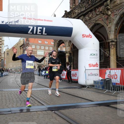 05.10.2025 - 20. swb-Marathon Bremen Yannick Fuchs http://msf.ph/oto/9242633 05.10.2025 10:41:35 Ziel 10744, 10910 meine-sportfotos.de