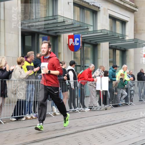 05.10.2025 - 20. swb-Marathon Bremen Strokosch-Dieckow http://msf.ph/oto/9242634 05.10.2025 10:48:50 Ziel 7202, 9014, 9206, 9216, 9317, 9333, 9457, 9556, 9708, 10016, 10221, 10449, 10715, 10733, 10735, 10973, 11057, 11598, 11673, 11695, 7202, 9014, 9206, 9216, 9317, 9333, 9457, 9556, 9708, 10016, 10221, 10449, 10715, 10733, 10735, 10973, 11057, 11598, 11673, 11695 meine-sportfotos.de