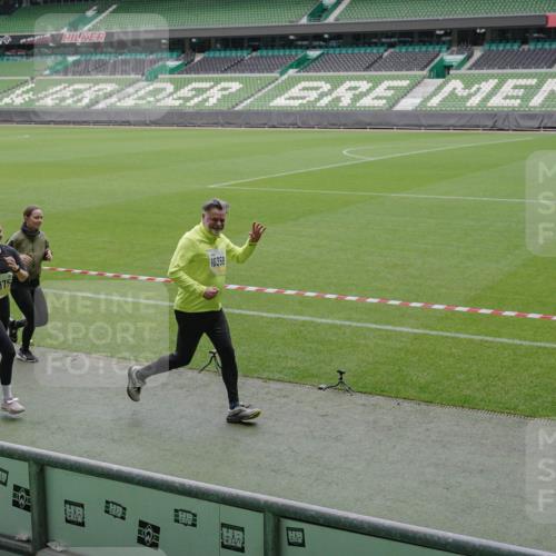 05.10.2025 - 20. swb-Marathon Bremen Michael Burmester http://msf.ph/oto/9242650 05.10.2025 10:35:43 Laufen im Stadion 7163, 7177, 7178, 9173, 9231, 9278, 9330, 9350, 9378, 9433, 9450, 9451, 9462, 9495, 9508, 9516, 9518, 9542, 9550, 9576, 9582, 9601, 9609, 9612, 9625, 9634, 9666, 9737, 9790, 9880, 9886, 9904, 9914, 9937, 9954, 9962, 9968, 9977, 10006, 10039, 10049, 10055, 10059, 10063, 10079, 10084, 10105, 10127, 10138, 10139, 10143, 10145, 10179, 10225, 10228, 10250, 10293, 10336, 10353, 10359, 10367, 10368, 10377, 10395, 10555, 10644, 10845, 10988, 9672 meine-sportfotos.de