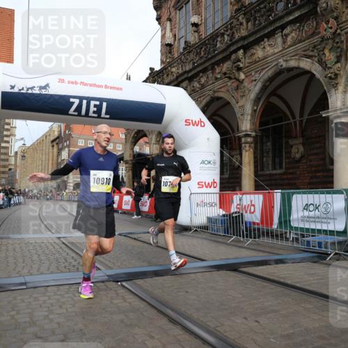 05.10.2025 - 20. swb-Marathon Bremen Yannick Fuchs http://msf.ph/oto/9242685 05.10.2025 10:41:36 Ziel 10744, 10910 meine-sportfotos.de