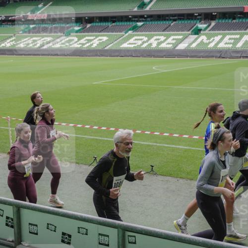 05.10.2025 - 20. swb-Marathon Bremen Michael Burmester http://msf.ph/oto/9242717 05.10.2025 10:35:45 Laufen im Stadion 7163, 7177, 7178, 9173, 9174, 9231, 9278, 9330, 9350, 9378, 9433, 9450, 9451, 9462, 9495, 9508, 9516, 9518, 9542, 9550, 9576, 9582, 9601, 9609, 9612, 9625, 9634, 9666, 9737, 9790, 9880, 9886, 9904, 9914, 9937, 9954, 9962, 9968, 9977, 10006, 10039, 10049, 10055, 10059, 10063, 10079, 10084, 10105, 10127, 10138, 10139, 10143, 10145, 10179, 10225, 10228, 10250, 10293, 10336, 10353, 10359, 10367, 10368, 10377, 10395, 10555, 10988, 9672 meine-sportfotos.de