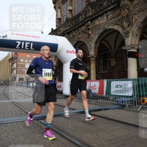 05.10.2025 - 20. swb-Marathon Bremen Yannick Fuchs http://msf.ph/oto/9242735 05.10.2025 10:41:36 Ziel 10744, 10910 meine-sportfotos.de