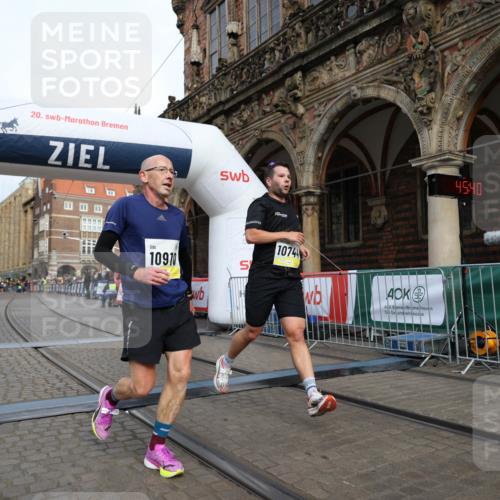 05.10.2025 - 20. swb-Marathon Bremen Yannick Fuchs http://msf.ph/oto/9242746 05.10.2025 10:41:36 Ziel 10744, 10910 meine-sportfotos.de