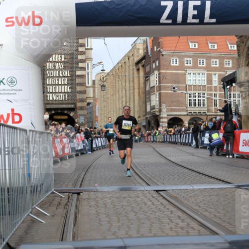 05.10.2025 - 20. swb-Marathon Bremen Yannick Fuchs http://msf.ph/oto/9242818 05.10.2025 10:41:48 Ziel 9253, 11701 meine-sportfotos.de