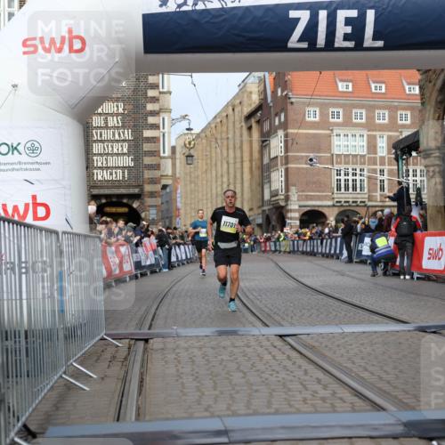 05.10.2025 - 20. swb-Marathon Bremen Yannick Fuchs http://msf.ph/oto/9242832 05.10.2025 10:41:48 Ziel 9253, 11701 meine-sportfotos.de