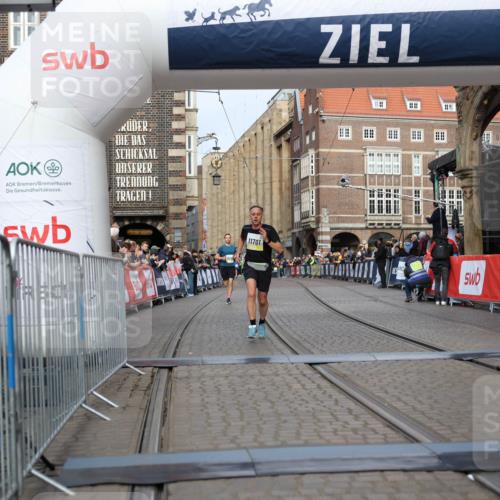 05.10.2025 - 20. swb-Marathon Bremen Yannick Fuchs http://msf.ph/oto/9242853 05.10.2025 10:41:48 Ziel 9253, 11701 meine-sportfotos.de