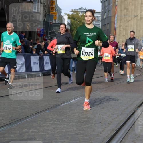 05.10.2025 - 20. swb-Marathon Bremen Strokosch-Dieckow http://msf.ph/oto/9242868 05.10.2025 10:57:40 Ziel 9309, 9372, 9585, 9943, 9979, 10225, 10250, 10329, 10341, 10555, 10694, 10754, 11352, 11520, 11521, 11583, 11731 meine-sportfotos.de
