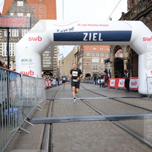 05.10.2025 - 20. swb-Marathon Bremen Yannick Fuchs http://msf.ph/oto/9242902 05.10.2025 10:41:48 Ziel 9253, 11701 meine-sportfotos.de