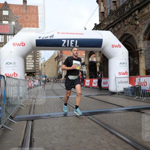 05.10.2025 - 20. swb-Marathon Bremen Yannick Fuchs http://msf.ph/oto/9242948 05.10.2025 10:41:49 Ziel 9253, 11701 meine-sportfotos.de