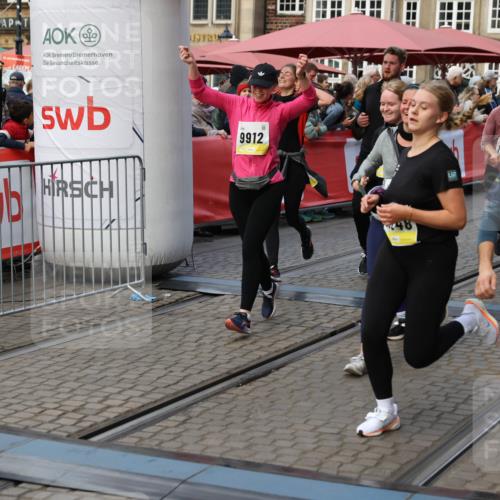 05.10.2025 - 20. swb-Marathon Bremen Yannick Fuchs http://msf.ph/oto/9242949 05.10.2025 11:09:04 Ziel 9184, 9466, 9721, 9774, 9853, 9912, 10031, 10087, 10248, 10714, 10840, 11126, 11142 meine-sportfotos.de