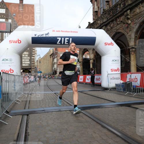 05.10.2025 - 20. swb-Marathon Bremen Yannick Fuchs http://msf.ph/oto/9242960 05.10.2025 10:41:49 Ziel 9253, 11701 meine-sportfotos.de