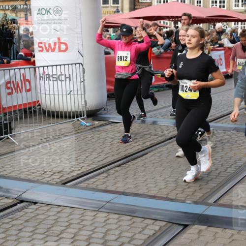 05.10.2025 - 20. swb-Marathon Bremen Yannick Fuchs http://msf.ph/oto/9242973 05.10.2025 11:09:04 Ziel 9184, 9466, 9721, 9774, 9853, 9912, 10031, 10087, 10248, 10714, 10840, 11126, 11142 meine-sportfotos.de
