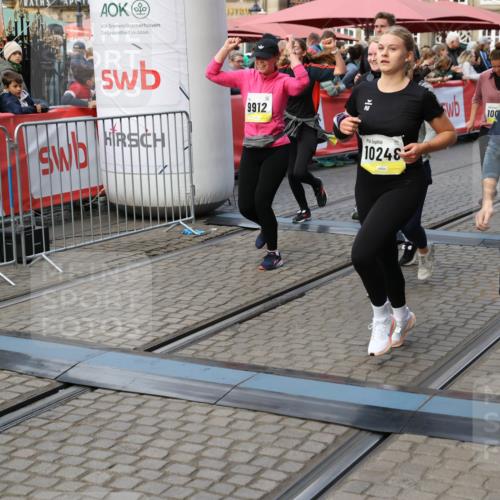 05.10.2025 - 20. swb-Marathon Bremen Yannick Fuchs http://msf.ph/oto/9242981 05.10.2025 11:09:04 Ziel 9184, 9466, 9721, 9774, 9853, 9912, 10031, 10087, 10248, 10714, 10840, 11126, 11142 meine-sportfotos.de