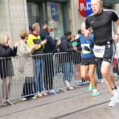 05.10.2025 - 20. swb-Marathon Bremen Strokosch-Dieckow http://msf.ph/oto/9243014 05.10.2025 10:49:02 Ziel 9206, 9233, 9333, 9435, 9457, 9555, 9626, 9627, 9708, 10016, 10118, 10221, 10381, 10519, 10673, 10715, 10735, 10888, 11057, 11319, 11487, 11579, 11598, 11672, 11673, 9206, 9233, 9333, 9435, 9457, 9555, 9626, 9627, 9708, 10016, 10118, 10221, 10381, 10519, 10673, 10715, 10735, 10888, 11057, 11319, 11487, 11579, 11598, 11672, 11673 meine-sportfotos.de