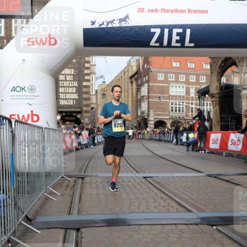 05.10.2025 - 20. swb-Marathon Bremen Yannick Fuchs http://msf.ph/oto/9243064 05.10.2025 10:41:51 Ziel 9253, 11701 meine-sportfotos.de