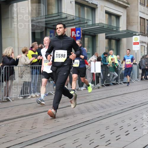 05.10.2025 - 20. swb-Marathon Bremen Strokosch-Dieckow http://msf.ph/oto/9243134 05.10.2025 10:49:10 Ziel 9206, 9233, 9435, 9555, 9626, 9627, 9708, 10118, 10170, 10381, 10519, 10636, 10673, 10712, 10715, 10726, 10735, 10873, 10888, 11319, 11487, 11579, 11598, 11672, 11692, 9206, 9233, 9435, 9555, 9626, 9627, 9708, 10118, 10170, 10381, 10519, 10636, 10673, 10712, 10715, 10726, 10735, 10873, 10888, 11319, 11487, 11579, 11598, 11672, 11692 meine-sportfotos.de