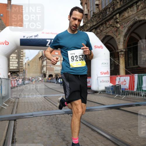 05.10.2025 - 20. swb-Marathon Bremen Yannick Fuchs http://msf.ph/oto/9243135 05.10.2025 10:41:53 Ziel 9253, 11701 meine-sportfotos.de