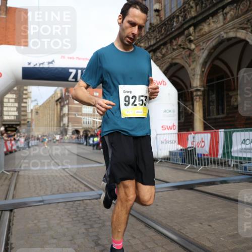 05.10.2025 - 20. swb-Marathon Bremen Yannick Fuchs http://msf.ph/oto/9243142 05.10.2025 10:41:53 Ziel 9253, 11701 meine-sportfotos.de