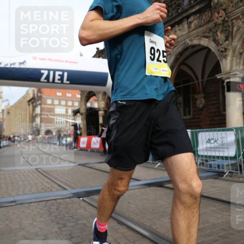 05.10.2025 - 20. swb-Marathon Bremen Yannick Fuchs http://msf.ph/oto/9243174 05.10.2025 10:41:53 Ziel 9253, 11701 meine-sportfotos.de