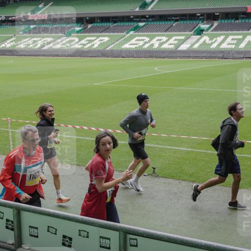 05.10.2025 - 20. swb-Marathon Bremen Michael Burmester http://msf.ph/oto/9243189 05.10.2025 10:36:01 Laufen im Stadion 7177, 7178, 7908, 8585, 9005, 9173, 9174, 9215, 9231, 9278, 9327, 9330, 9346, 9349, 9370, 9371, 9378, 9389, 9433, 9443, 9450, 9451, 9454, 9462, 9508, 9516, 9518, 9542, 9550, 9576, 9609, 9611, 9612, 9634, 9686, 9737, 9747, 9790, 9880, 9886, 9904, 9914, 9937, 9954, 9962, 9977, 10006, 10039, 10055, 10059, 10063, 10079, 10084, 10127, 10138, 10139, 10143, 10145, 10182, 10219, 10225, 10228, 10250, 10293, 10311, 10324, 10336, 10353, 10359, 10367, 10368, 10391, 7163 meine-sportfotos.de