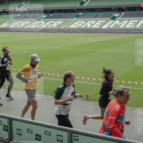 05.10.2025 - 20. swb-Marathon Bremen Michael Burmester http://msf.ph/oto/9243207 05.10.2025 10:36:02 Laufen im Stadion 7177, 7178, 7908, 8585, 9005, 9173, 9174, 9215, 9231, 9278, 9327, 9330, 9346, 9349, 9370, 9371, 9378, 9389, 9433, 9443, 9450, 9451, 9454, 9462, 9508, 9516, 9518, 9542, 9550, 9568, 9576, 9609, 9611, 9612, 9634, 9686, 9737, 9747, 9790, 9880, 9904, 9914, 9937, 9954, 9962, 9977, 10006, 10039, 10055, 10059, 10063, 10079, 10084, 10127, 10138, 10139, 10143, 10145, 10182, 10219, 10225, 10228, 10250, 10293, 10311, 10324, 10336, 10353, 10357, 10359, 10367, 10368, 10391, 7163 meine-sportfotos.de