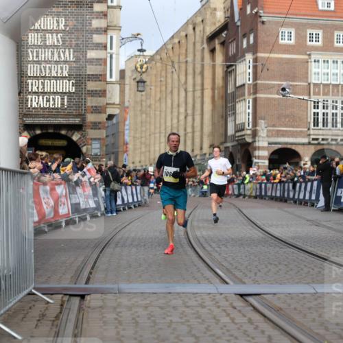 05.10.2025 - 20. swb-Marathon Bremen Yannick Fuchs http://msf.ph/oto/9243213 05.10.2025 10:41:57 Ziel 9253, 9884, 10880, 11581, 11710 meine-sportfotos.de