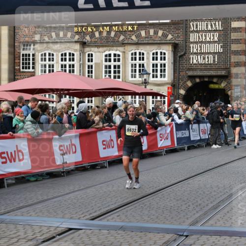 05.10.2025 - 20. swb-Marathon Bremen Yannick Fuchs http://msf.ph/oto/9243218 05.10.2025 11:09:11 Ziel 9466, 9632, 9774, 10031, 10087, 10458, 11126, 11142 meine-sportfotos.de