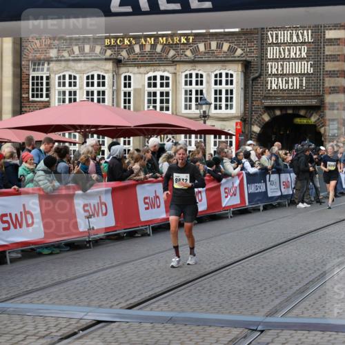 05.10.2025 - 20. swb-Marathon Bremen Yannick Fuchs http://msf.ph/oto/9243230 05.10.2025 11:09:12 Ziel 9632, 10087, 10458, 11126, 11142 meine-sportfotos.de