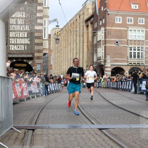 05.10.2025 - 20. swb-Marathon Bremen Yannick Fuchs http://msf.ph/oto/9243234 05.10.2025 10:41:57 Ziel 9253, 9884, 10880, 11581, 11710 meine-sportfotos.de