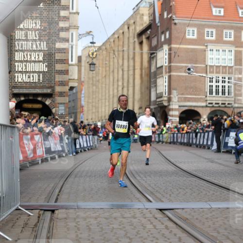 05.10.2025 - 20. swb-Marathon Bremen Yannick Fuchs http://msf.ph/oto/9243244 05.10.2025 10:41:57 Ziel 9253, 9884, 10880, 11581, 11710 meine-sportfotos.de