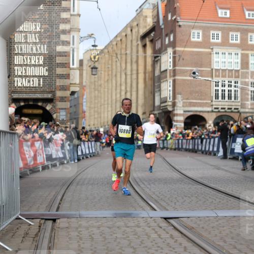 05.10.2025 - 20. swb-Marathon Bremen Yannick Fuchs http://msf.ph/oto/9243256 05.10.2025 10:41:57 Ziel 9253, 9884, 10880, 11581, 11710 meine-sportfotos.de