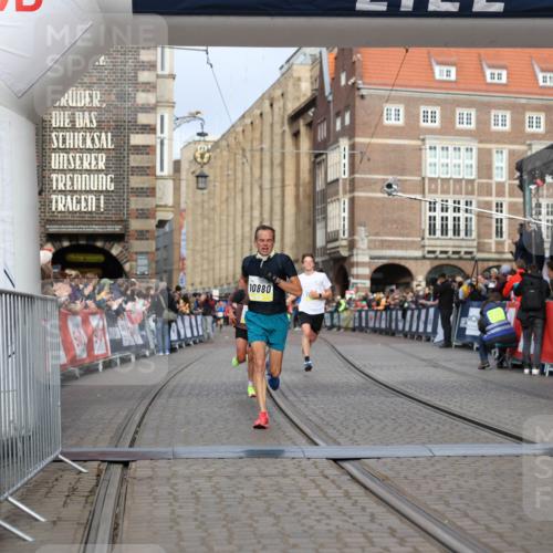 05.10.2025 - 20. swb-Marathon Bremen Yannick Fuchs http://msf.ph/oto/9243266 05.10.2025 10:41:57 Ziel 9253, 9884, 10880, 11581, 11710 meine-sportfotos.de