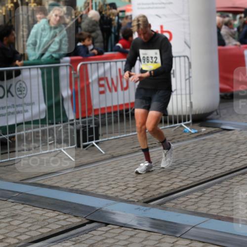 05.10.2025 - 20. swb-Marathon Bremen Yannick Fuchs http://msf.ph/oto/9243269 05.10.2025 11:09:15 Ziel 9632, 9798, 9815, 10315, 10458, 10784, 11379, 11437 meine-sportfotos.de