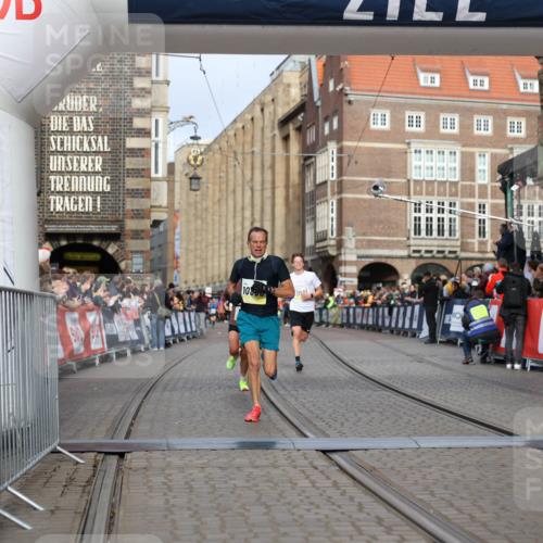 05.10.2025 - 20. swb-Marathon Bremen Yannick Fuchs http://msf.ph/oto/9243278 05.10.2025 10:41:57 Ziel 9253, 9884, 10880, 11581, 11710 meine-sportfotos.de