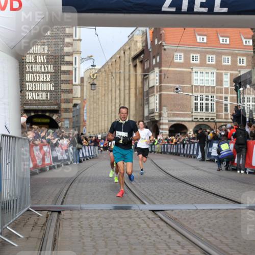 05.10.2025 - 20. swb-Marathon Bremen Yannick Fuchs http://msf.ph/oto/9243288 05.10.2025 10:41:57 Ziel 9253, 9884, 10880, 11581, 11710 meine-sportfotos.de