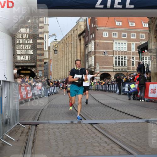 05.10.2025 - 20. swb-Marathon Bremen Yannick Fuchs http://msf.ph/oto/9243325 05.10.2025 10:41:58 Ziel 9253, 9884, 10880, 11581, 11710 meine-sportfotos.de