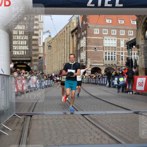 05.10.2025 - 20. swb-Marathon Bremen Yannick Fuchs http://msf.ph/oto/9243343 05.10.2025 10:41:58 Ziel 9253, 9884, 10880, 11581, 11710 meine-sportfotos.de