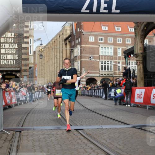 05.10.2025 - 20. swb-Marathon Bremen Yannick Fuchs http://msf.ph/oto/9243357 05.10.2025 10:41:58 Ziel 9253, 9884, 10880, 11581, 11710 meine-sportfotos.de